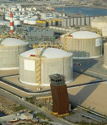 Imagen profesional de un trabajador de Procainsa revisando una válvula de gas natural licuado (GNL) en una instalación industrial, mostrando el compromiso de la empresa con la seguridad y la eficiencia.